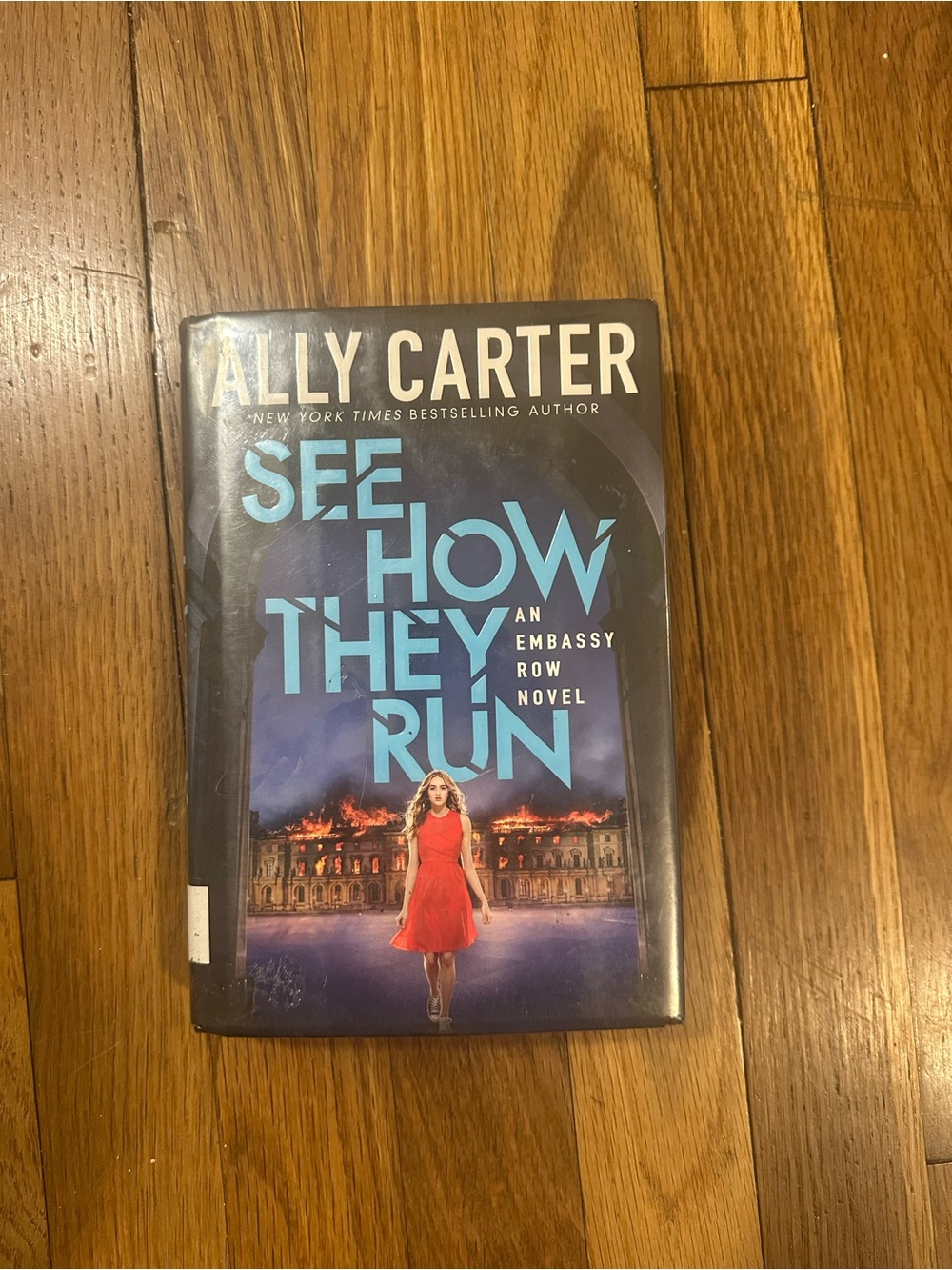 📖 See How They Run – Ally Carter (Hardcover)